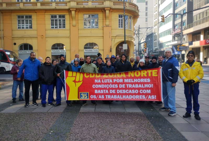 Trabalhadores do CDD Zona Norte entregam abaixo assinado para a SE/RS
